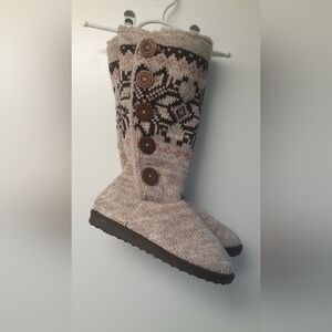 Womens' cozy knit button-up Mukluks slipper boots - size 7